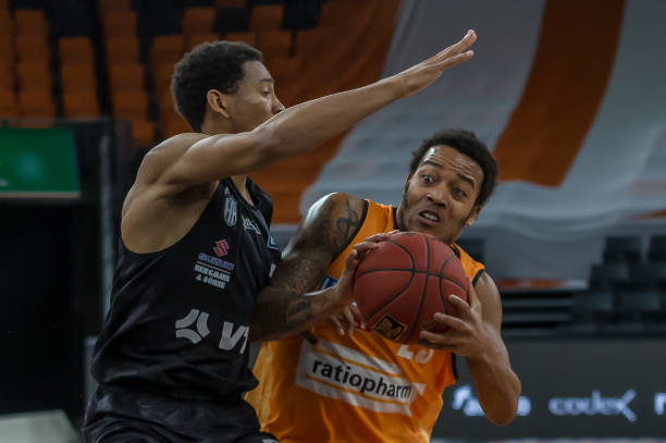 他连续两次 他连续两次