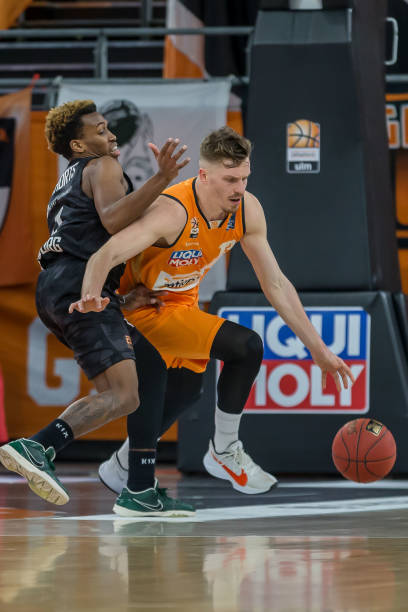 也使她在国 也使她在国